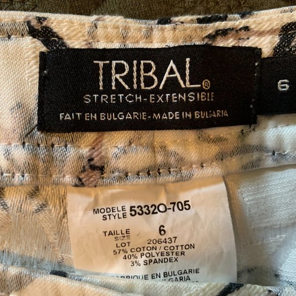 Off-white crop pants w/back slits & textured charcoal print - (size 6) - Picture 3 of 5